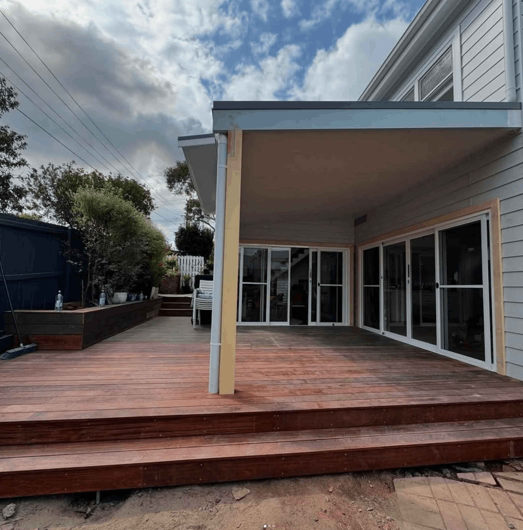 Hardwood entertaining deck with steps